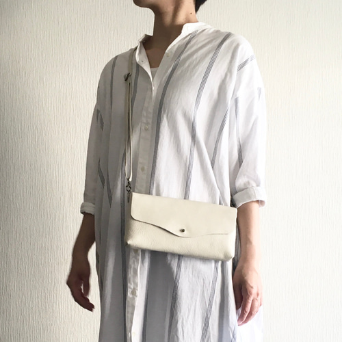 オフホワイト　ショルダーバック　シルバー 牛シュリンクレザーのシンプルショルダーバッグ[オフホワイト