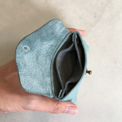 牛縮水牛皮和牛地絨製成的緊湊型錢包[天藍色] 第3張的照片