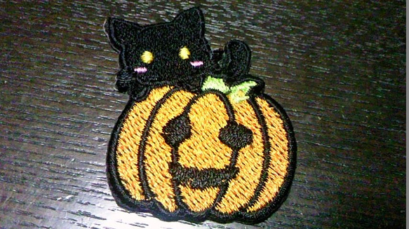 かわいいくろねことかぼちゃ刺繍ワッペンM/ハロウィン秋 1枚目の画像