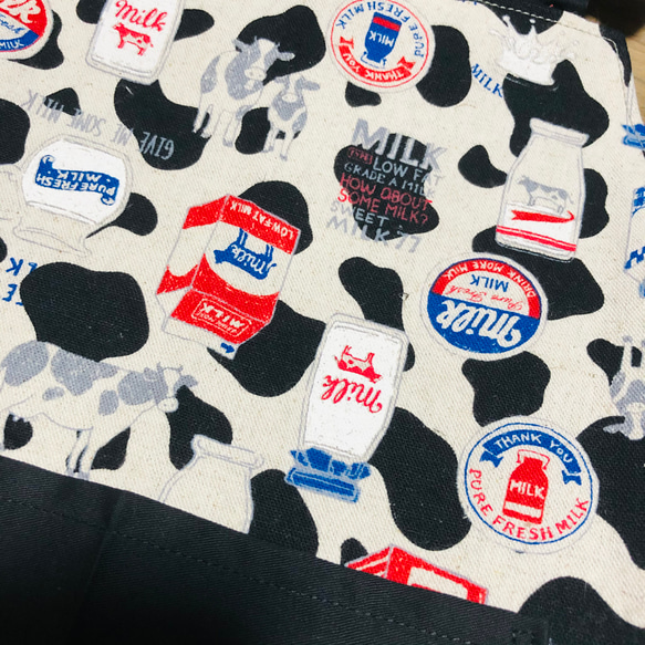 ［49］ホルスタイン牛と牛乳柄　園児エプロン＆三角巾セット　100〜110㎝ 3枚目の画像