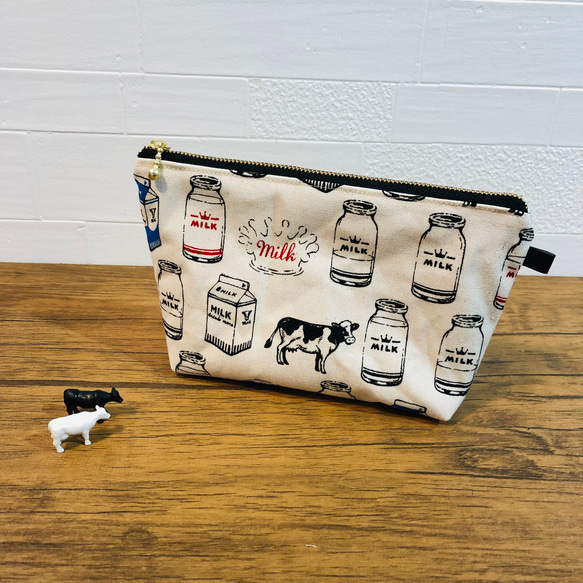 牛　ショルダーバッグ　牛乳瓶型ポーチ　ハンドメイド　　ホルスタイン 牛ショルダーバッグ牛乳瓶型ポーチハンドメイドホルスタイン
