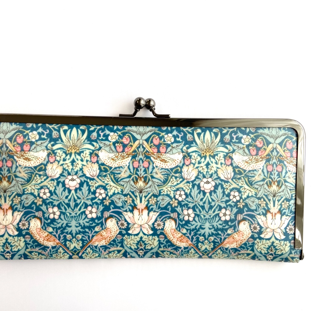 ＊ラミネート＊ がま口長財布 スリム ストロベリー・シーフ グリーンブルーライトピンク いちご泥棒 リバティプリント使用 5,015円