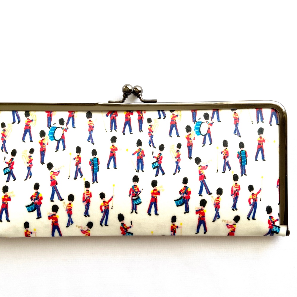 ＊ラミネート＊ がま口長財布  ミュージカル・マーチ オフホワイト リバティプリント使用