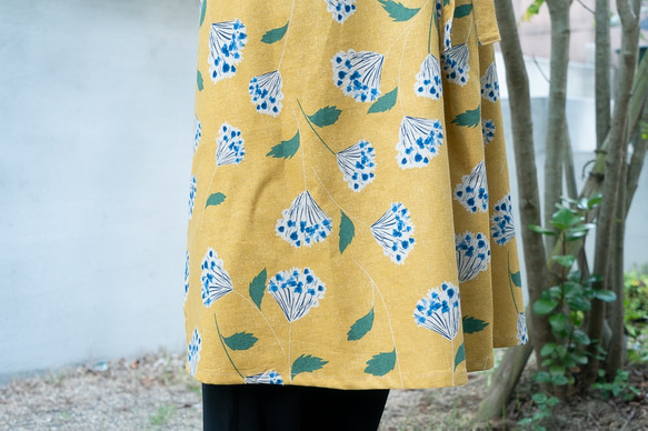 黄色の花柄エプロン-同じ柄のマスク付き-京都の縫製師手作り 2枚目の画像