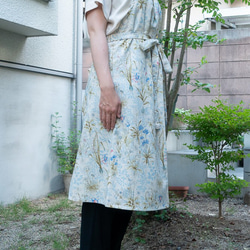 パステルブルーの花柄エプロン-京都の縫製師手作り 1枚目の画像