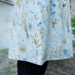 パステルブルーの花柄エプロン-京都の縫製師手作り 2枚目の画像