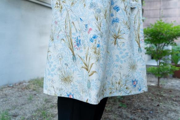 パステルブルーの花柄エプロン-京都の縫製師手作り 2枚目の画像