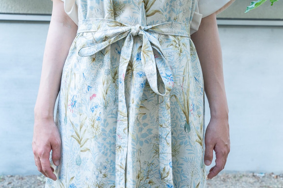 パステルブルーの花柄エプロン-京都の縫製師手作り 8枚目の画像