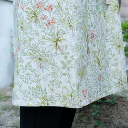 ナチュラルグリーンの花柄エプロン-京都の縫製師手作り 2枚目の画像