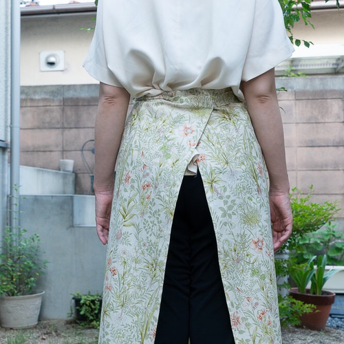 ナチュラルグリーンの花柄エプロン-京都の縫製師手作り エプロン