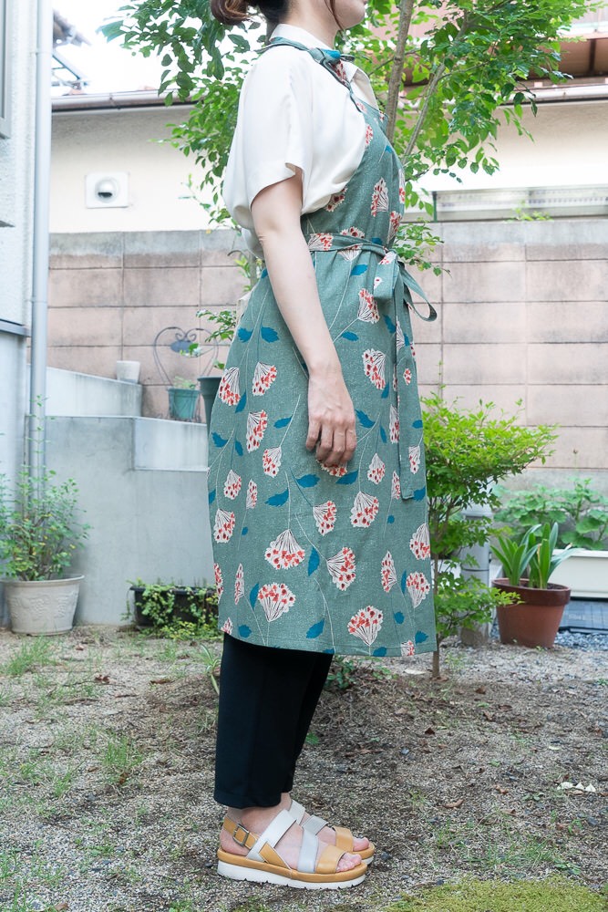 1071 胸当て付エプロン　お花　手ぬぐい　手拭い　リメイク　ハンドメイド