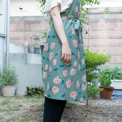 シックなグリーンの花柄エプロン-京都の縫製師手作り 1枚目の画像