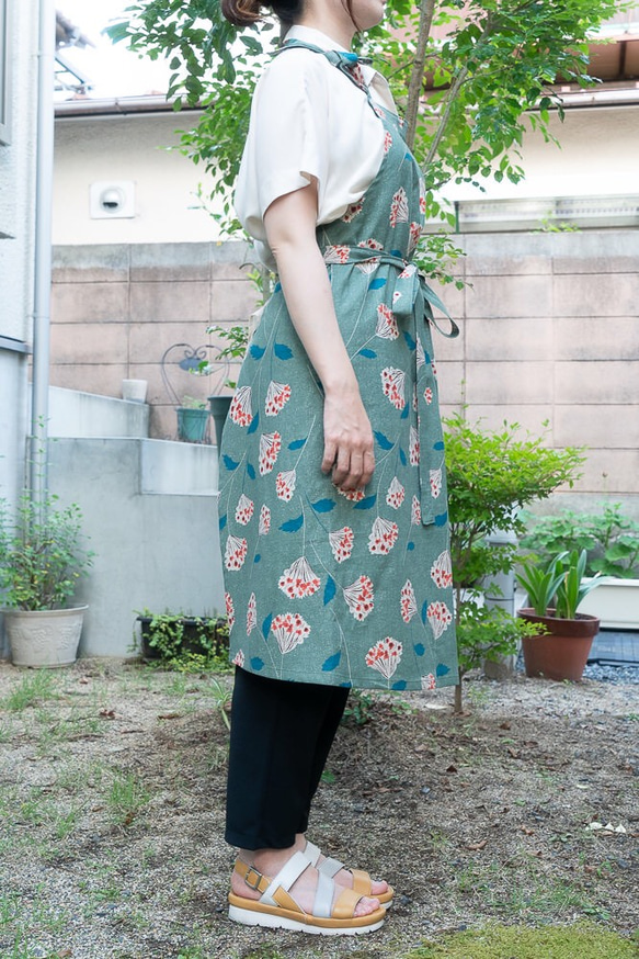 シックなグリーンの花柄エプロン-京都の縫製師手作り 1枚目の画像