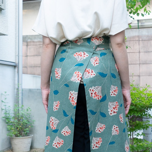1071 胸当て付エプロン　お花　手ぬぐい　手拭い　リメイク　ハンドメイド 1071 胸当て付エプロン お花 手ぬぐい 手拭い リメイク