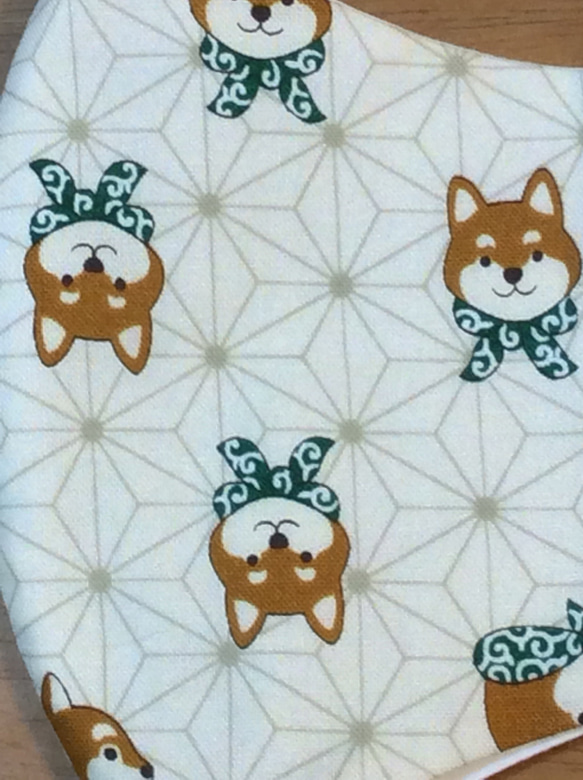 送料無料 立体 布マスク　ハンドメイド マスク かわいい 犬柄  いぬ 柴犬 麻の葉柄  生成り色 3枚目の画像