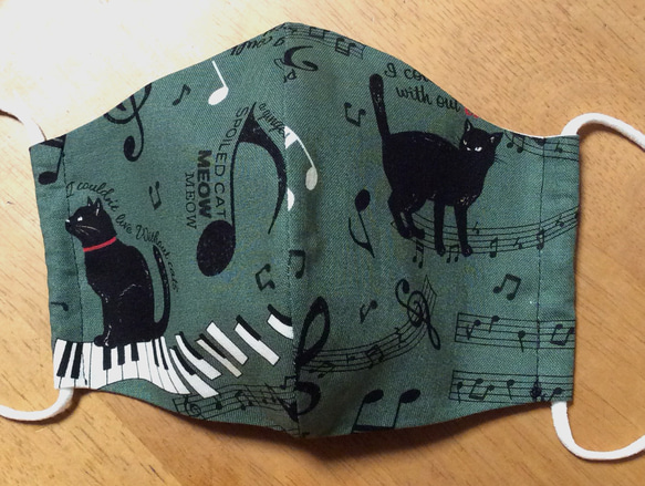 送料無料　即日発送　布マスク　ハンドメイド マスク かわいい 猫 音符 音楽 ピアノ グリーン系 (裏地 白色)A 1枚目の画像