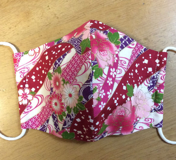 送料無料　立体 布マスク　ハンドメイド マスク かわいい 花柄 和柄  和風 和模様  桜 牡丹 赤系(裏地白) 1枚目の画像