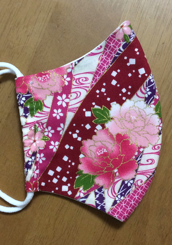 送料無料　立体 布マスク　ハンドメイド マスク かわいい 花柄 和柄  和風 和模様  桜 牡丹 赤系(裏地白) 2枚目の画像