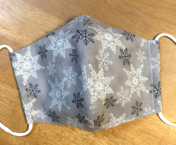 送料無料　立体 布マスク ハンドメイド クリスマス 雪の結晶 グレー地 (裏地白) 1枚目の画像