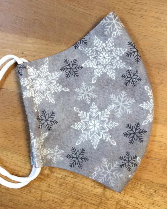 送料無料　立体 布マスク ハンドメイド クリスマス 雪の結晶 グレー地 (裏地白) 3枚目の画像