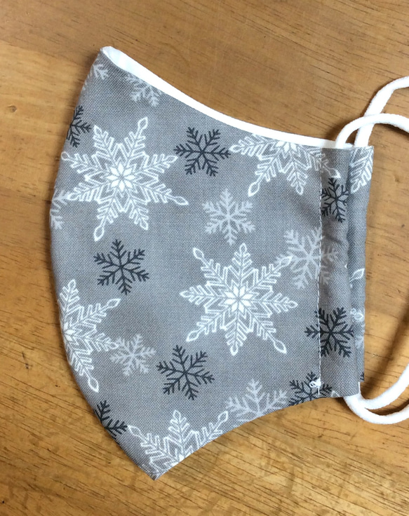 送料無料　立体 布マスク ハンドメイド クリスマス 雪の結晶 グレー地 (裏地白) 4枚目の画像