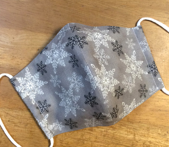 送料無料　立体 布マスク ハンドメイド クリスマス 雪の結晶 グレー地 (裏地白) 7枚目の画像