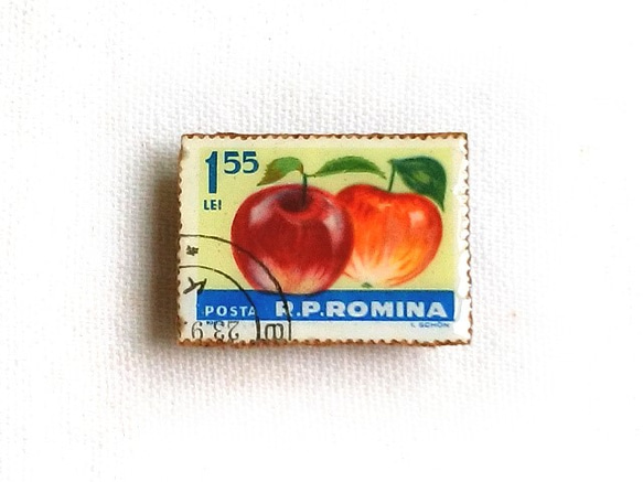 ルーマニア切手のブローチ＊果物・林檎＊ 2枚目の画像