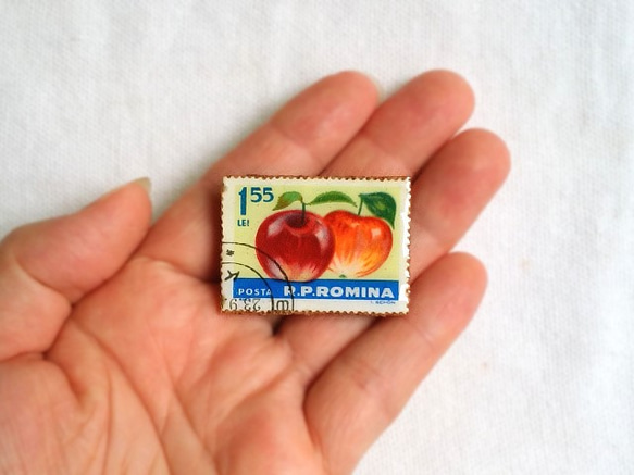 ルーマニア切手のブローチ＊果物・林檎＊ 3枚目の画像