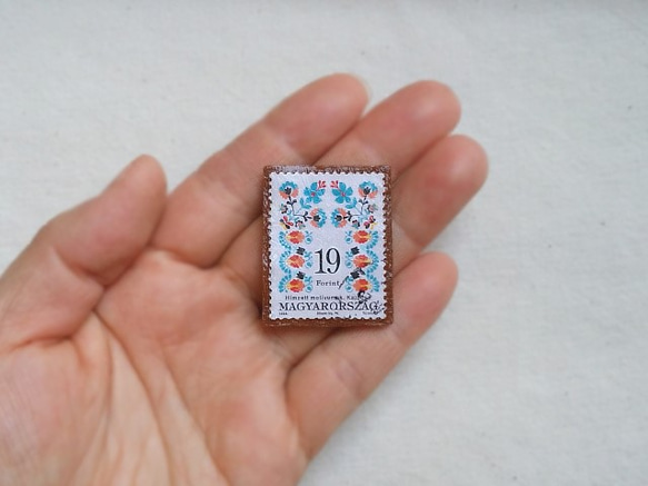 ハンガリー切手ブローチorチャーム＊カロチャ刺繍１９fo＊ 2枚目の画像