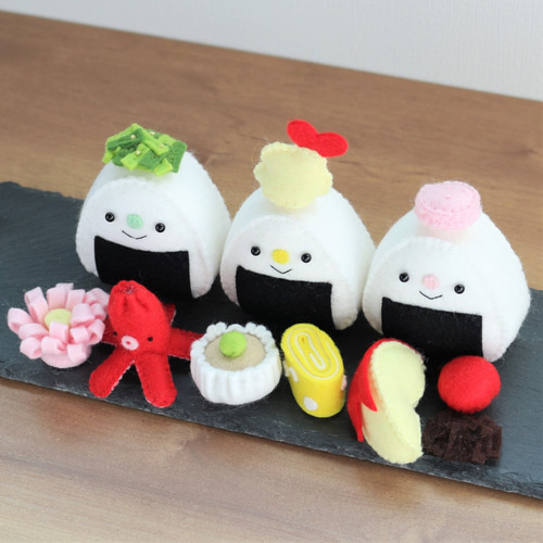 フェルトのおにぎり3個＆具材＆おかずセット＊フェルトおままごと