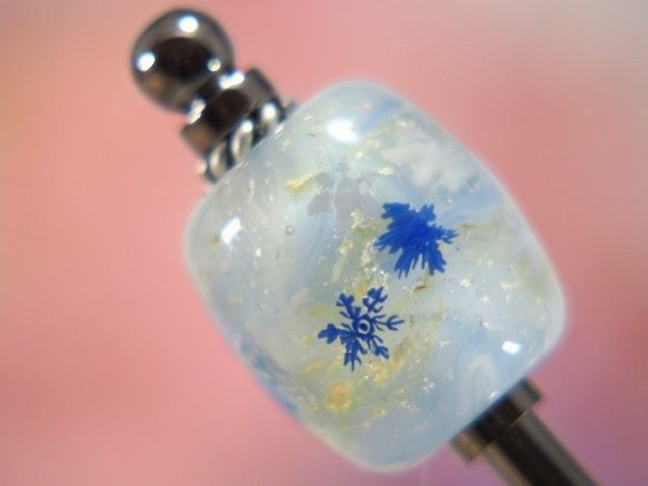 雪の結晶とんぼ玉のかんざし　青 1枚目の画像
