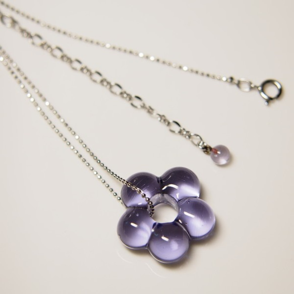 お花のネックレス　薄青紫 2枚目の画像
