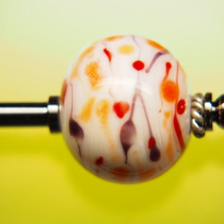 水風船模様とんぼ玉のかんざし 白×オレンジ 2枚目の画像