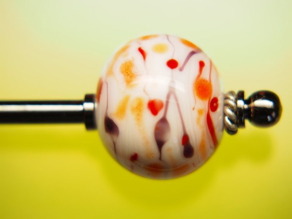 水風船模様とんぼ玉のかんざし 白×オレンジ 2枚目の画像