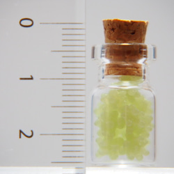 金平糖瓶詰めのミニミニオブジェ　ミルキーグリーン 2枚目の画像