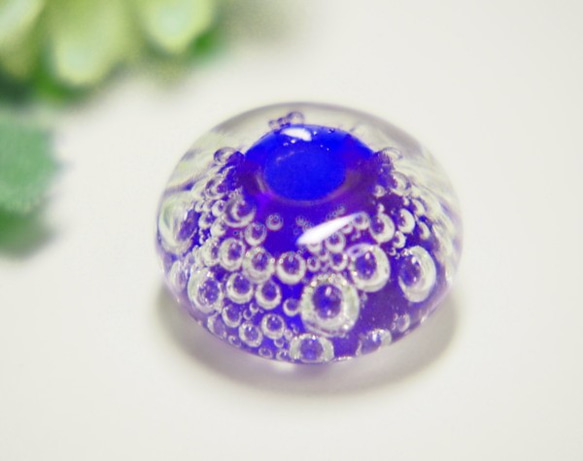 小さなぶくぶく泡のとんぼ玉　濃青×透明 1枚目の画像