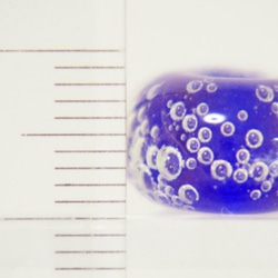 小さなぶくぶく泡のとんぼ玉　濃青×透明 2枚目の画像