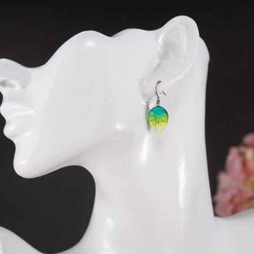 グラデーション葉っぱのピアス 緑 ピアス（フック・チェーン