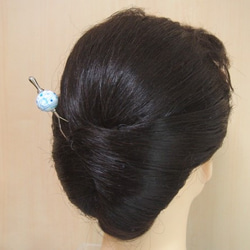 マーブル模様のとんぼ玉かんざし　白×青　耳かき二本足 4枚目の画像