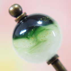 金粉散らしとんぼ玉かんざし　深緑×白 1枚目の画像