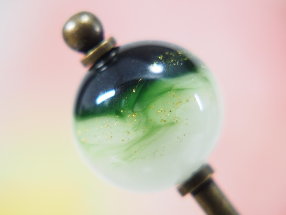 金粉散らしとんぼ玉かんざし　深緑×白 1枚目の画像