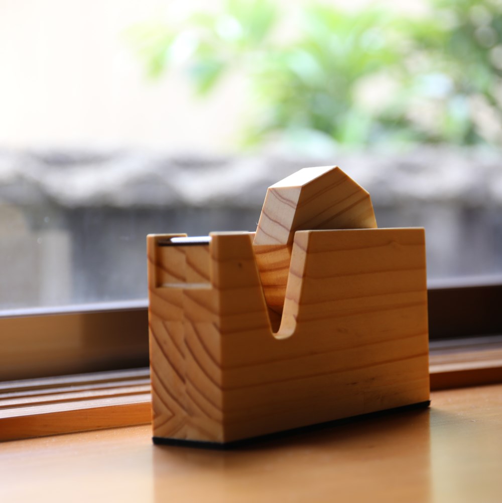 温もりのある 木製テープカッター　ラジアータパイン集成