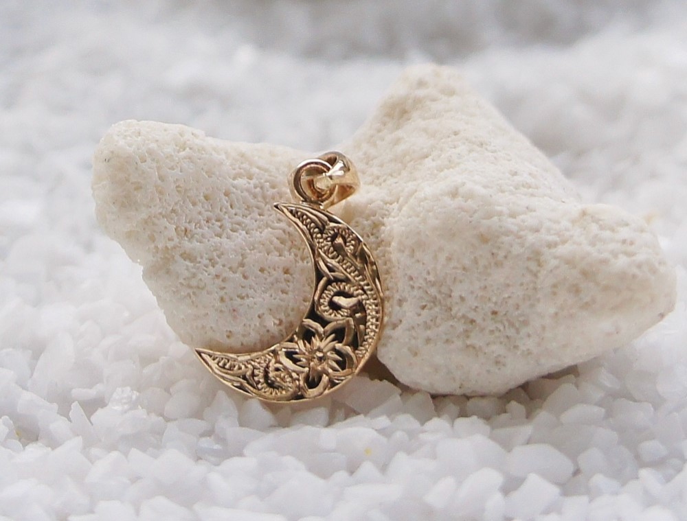 ハワイアンジュエリーペンダントトップのみ(三日月・K10)