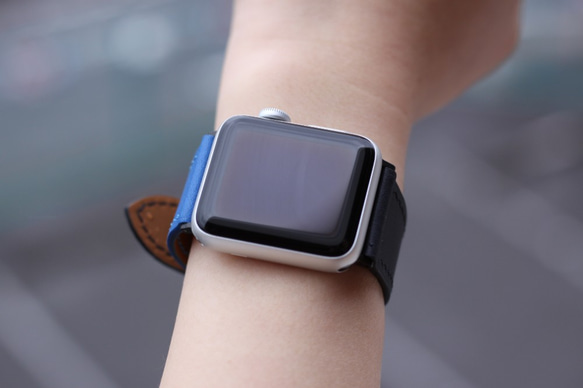 高級革使用Apple Watch(38/40)レザーベルト ブル・ブラック　D12　高級金具付け 2枚目の画像