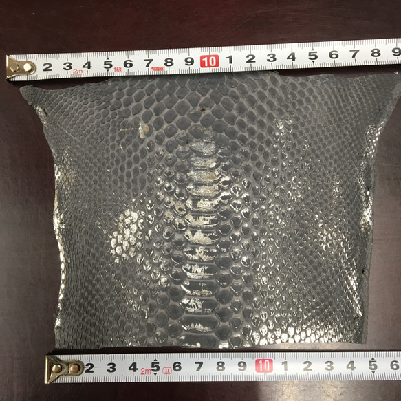 ヘビ革　パイソン エキゾチックレザー　グレー　銀箔 3枚目の画像