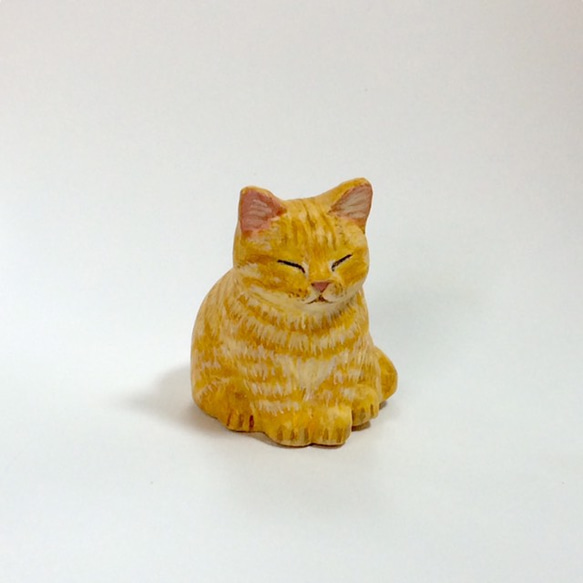 棕色虎斑貓雕像 第1張的照片