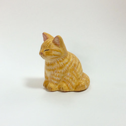 棕色虎斑貓雕像 第4張的照片