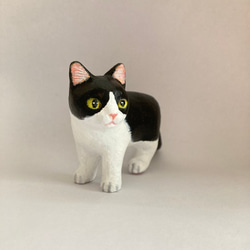 白黒ハチワレ猫の置物　(樹脂) 1枚目の画像