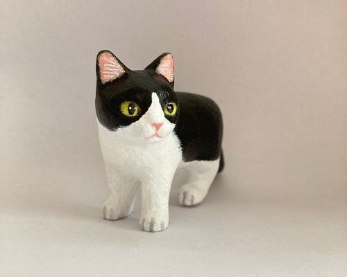 ハチワレ　寝釈迦猫　猫の置物　作家 もりわじん作品「寝子」ねこの置物 猫造形 白黒ハチワレ ブチ猫 タウン