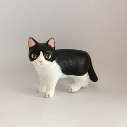 白黒ハチワレ猫の置物　(樹脂) 5枚目の画像
